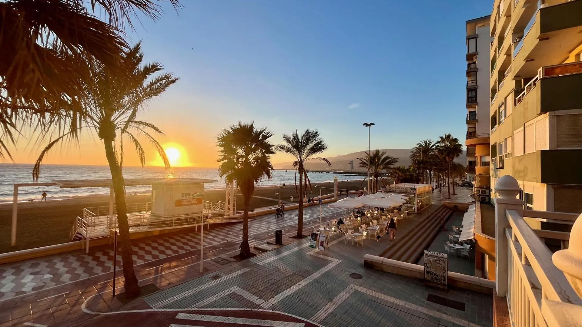 Apartamento Centrico Y En Primera Linea De La Playa - Wifi El Jaul